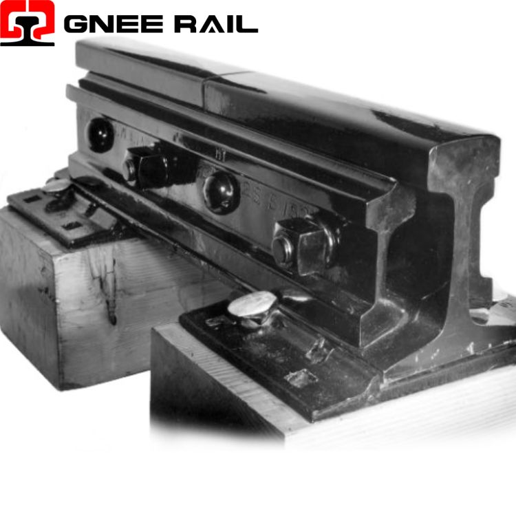 How much does a railway fish plate weight?