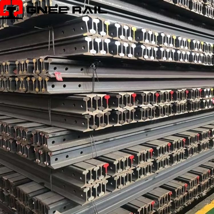 How much does a UIC 60 rail weight per meter?